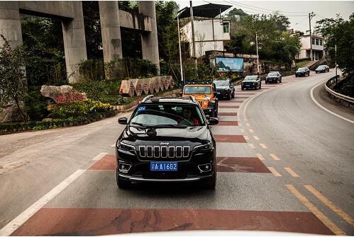 Jeep探享聚乐部经销商授牌 诠释“车+生活+社交”新理念